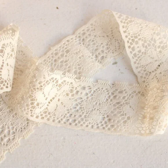 Vintage 1950s Lace Trim, Ivory 2 yard, 1.75" wide - Picture 9 of 10